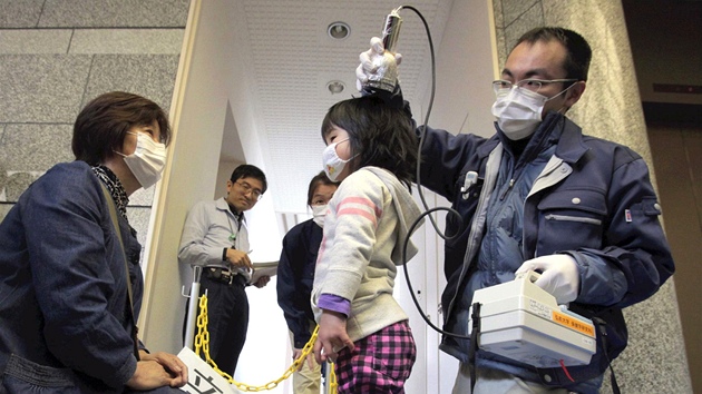 Mení radiace u obyvatel japonské vesnice Iitate. (30. bezna 2011)