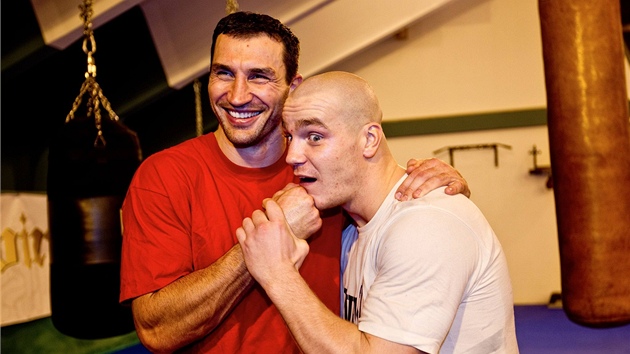 Vladimir Kliko (vlevo) s eským boxerem Ondejem Pálou.