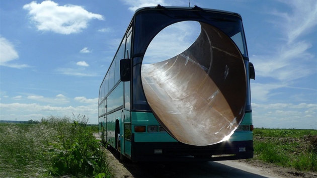 Dílo Luká�e Rittsteina, autobus postavený kolem roury