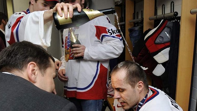 �AMPA�SKÉ TE�E PO HLAV�. A kapitán hokejist� Tomá� Rolinek dál dává rozhovor. I takhle to vypadalo po zlatém finále v kabin�.