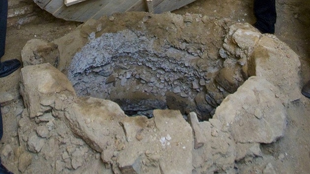 Stedovká studna, která se nala pod podlahou katakomb.