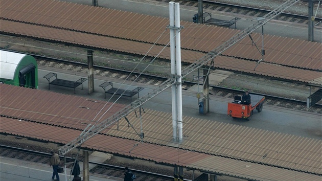 Současný pohled na druhé až čtvrté nástupiště olomouckého hlavního nádraží.