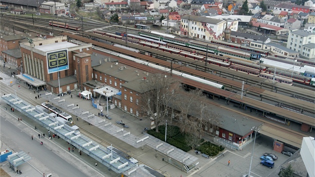 Současný pohled na olomoucké hlavní nádraží a prostor před ním z budovy regionálního centra.