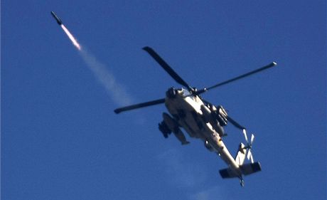 Izraelský vrtulník Apache bhem boj v Gaze