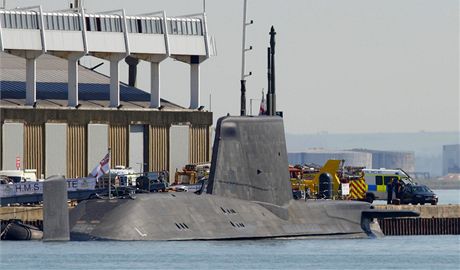 Jadern ponorka HMS Astute v Southamptonu (8. dubna 2011)