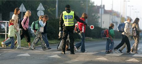 Stráník pevádí koláky pes pechod. (ilustraní snímek)