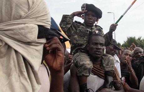 ada obyvatel Abidanu stále podporuje dosavadního prezidenta Laurenta Gbagba. (31. bezna 2011)