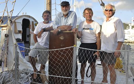 Ptaosmdesátiletý kapitán Anthony Smith (v epici) a jeho posádka na lodi An-Tiki vplouvají do pístavu v Philipsburgu (6. dubna 2011) 