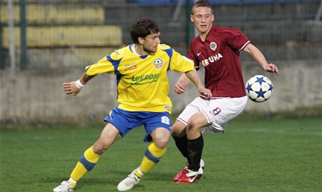 START. Zlínský Roman Dobe (vlevo) upaluje za míem ped sparanem Pavlem Kadeábkem.  