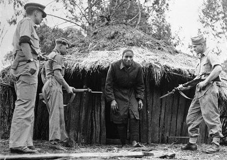 Brittí vojáci zadrují bojovníka Mau Mau bhem keského povstání v 50. letech 20. století