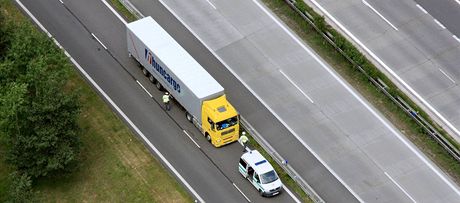 Nákladní auto srazilo chodce na dálnici D1 (ilustraní snímek)