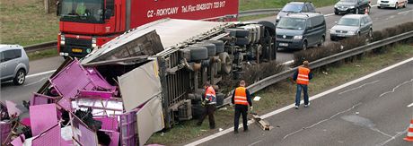 Nehoda kamionu na 32. kilometru dálnice D5 ve smru z Prahy na Plze. (4. dubna 2011)