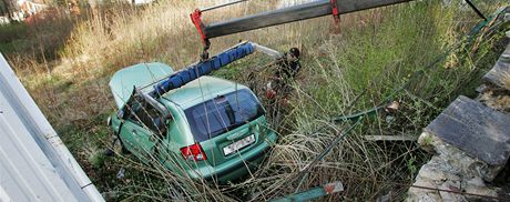 Po nehod v karlovarsk tvrti Na Vyhldce skonila idika i s vozem ve strni.