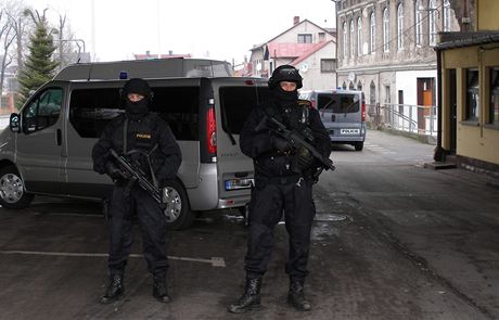Policisté speciální jednotky pi pedání zlatého pokladu na esko-polské hranici.