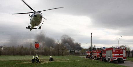 Zsah vrtulnku u poru zpracovatelny plast v Chropyni. (9. dubna 2011)