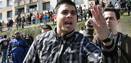 Romové na sídliti Marov protestovali v lednu 2011 proti pochodu DSSS Krupkou.