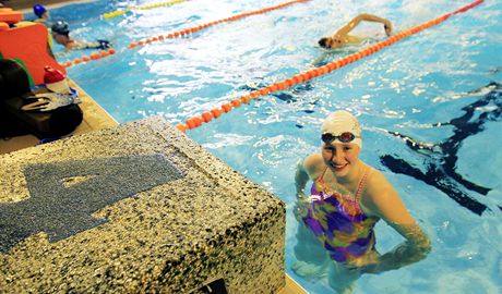 Plavkyn Lenka trbová trénuje v chrudimském bazénu.