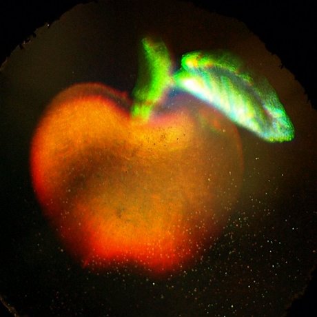 K nakousnutí jet úpln není, ale barevné u je. Jde o holografický obraz jablka poízený technologií vyuívající povrchových plazmon. A také je správn zobrazený, tedy osvícený bílým svtlem ze tí stran souasn. 
