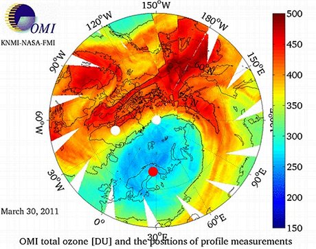 Mnoství ozonu ve vysokých vrstvách atmosféry nad severní polokoulí ke 30. beznu 2011 podle údaj druice Envisat.