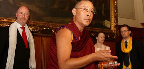 Buddhistického mnicha Geshe Thubten Yontena pijala reprezentace Liberce.