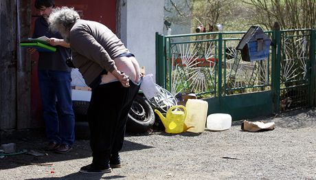 Kdy si pracovnci z Macku pijeli pro tranou kobylku, jej majitel na n vystril zadnici. . 