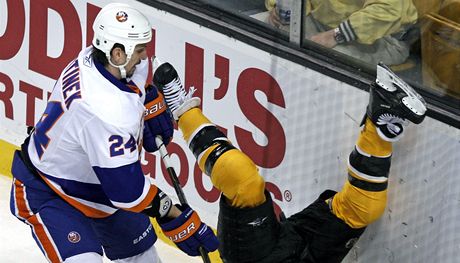VRÁTÍ SE? Do eských Budjovic by mohl zamíit zkuený obránce Radek Martínek (vlevo), v posledních sezonách opora New York Islanders.
