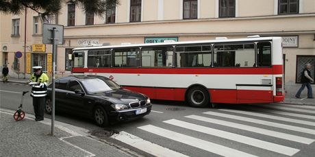 Autobusem MHD projelo pi uhbacm manvru zbradl.