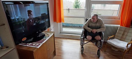Jeden z klient domova pro seniory Kvtinka sleduje televizi.
