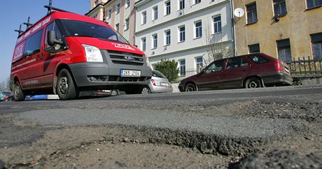 Karlovartí idii si stují na velmi patný stav vozovky Na Vyhlídce.