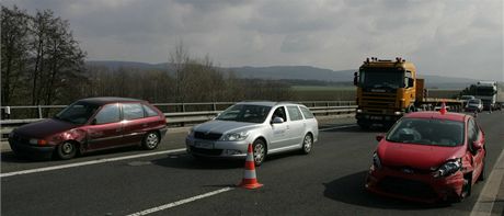 Hromadná nehoda sedmi aut na silnici R35 u Páslavic na Olomoucku