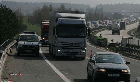 Dálnice D8 je na prvním kilometru zcela neprjezdná, po nehod se tu vytvoila osm kilometr dlouhá kolona. (Ilustraní snímek)