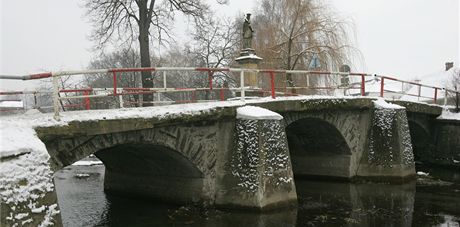 Kamenný barokní most, který stojí v Dlouhé Louce na Olomoucku, je ve velmi patném stavu, nyní se ale stal památkou, a plán na zbourání tak vzal za své. Cestái ho musí opravit.