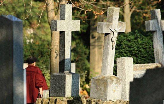 Zloději kovů vzali hřbitov v Habarticích na Liberecku útokem. (ilustrační snímek)