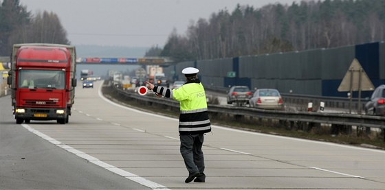 Policejní kontrola kamion na dálnici D1 na Vysoin.