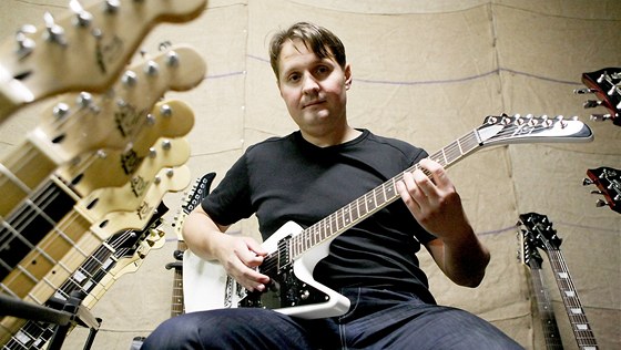 Martin Švehla vyrobil kytaru pro Tomáše Krulicha z Kabátů