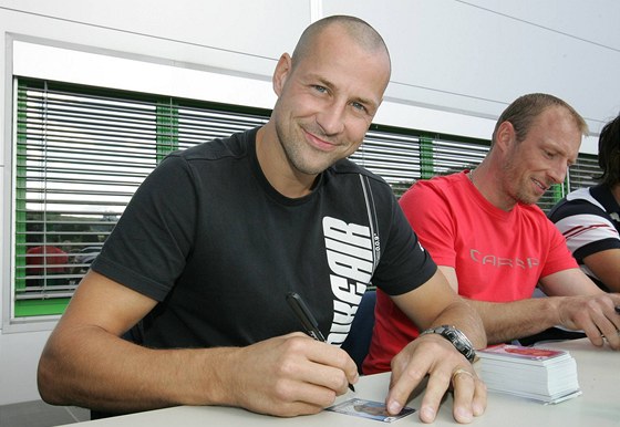 Hokejisté Komety Brno poktili nový dres týmu a podepisovali se fanoukm - na snímku Kamil Brabenec (29. srpen 2010)