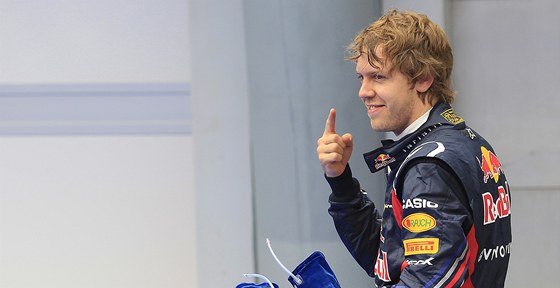 POLE POSITION JE MOJE. Sebastian Vettel z Red Bullu se smje, práv zajel nejrychlejí as v kvalifikaci Velké ceny Malajsie.