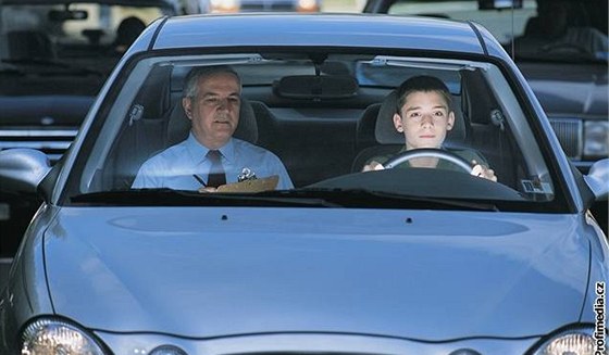 Instruktor autoškoly měl problémy s mluvením i motorikou, ale na dohlížení na jízdy svých žáků si troufl. Ilustrační foto
