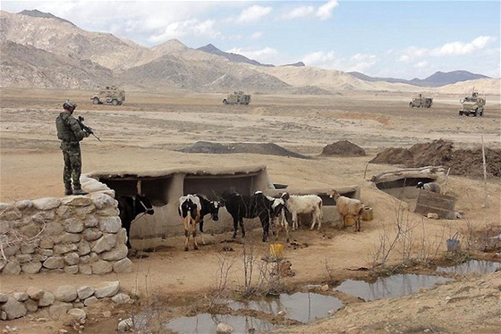 etí vojáci v afghánském Vardaku - zajitní afghánské vesnice