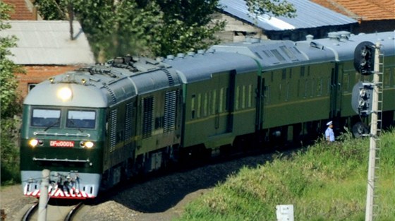 Speciální obrnný vlak s Kim ong-ilem projídí KLDR (30. srpna 2010)