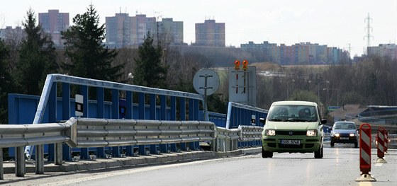 Nový úsek silnice R6 mezi Tisovou a Novým Sedlem. Silnice je otevená zatím pouze ve smru od Chebu na Karlovy Vary, souástí uvedeného úseku je i most pes údolí eky Ohe nedaleko Sokolova.