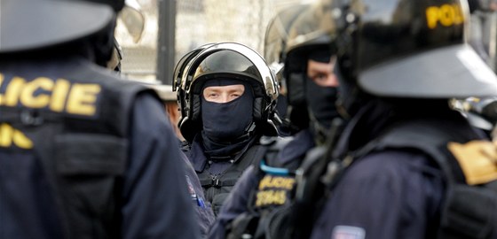 Policisté dohlédnou na veejný poádek pi fotbalovém utkání mezi eskou republikou a panlskem. Ilustraní snímek