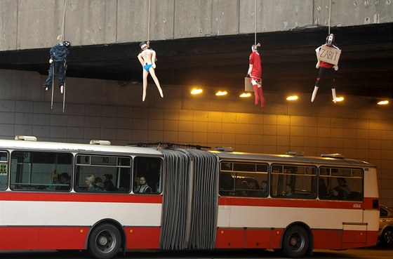 Figuríny sportovc visící ze elezniního mostu v praských Vysoanech. (4. dubna 2011)