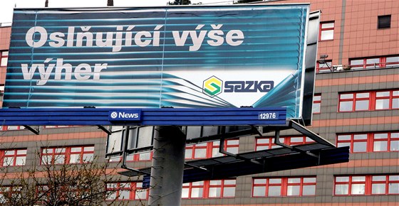 Billboard ped sídlem loterijní spolenosti Sazka v Praze