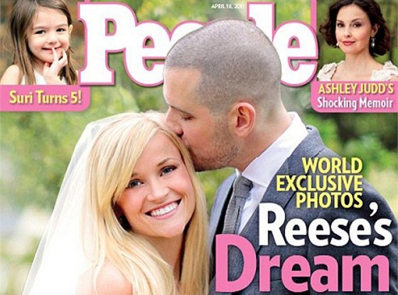 Svatební fotografie americké hereky Reese Witherspoonové a Jima Totha na titulní stran asopisu People.