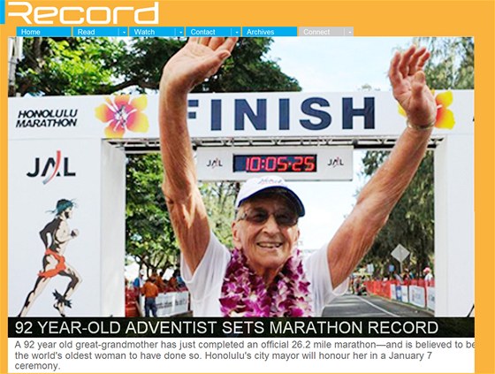 Gladys Burrillová v cíli maratonu v Honolulu.