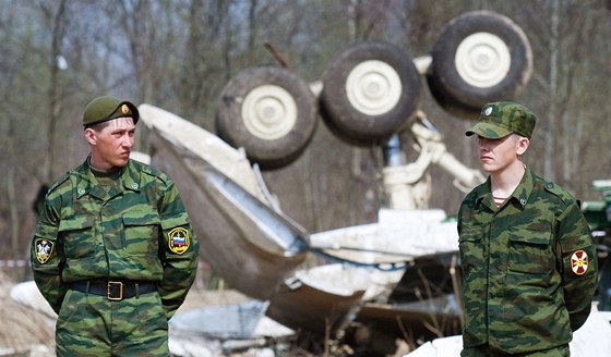 Odklízení trosek polského letadla v ruském Smolensku (14. dubna 2010)