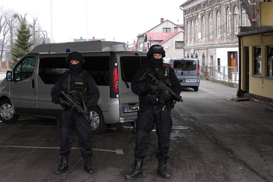 Policisté speciální jednotky při předání zlatého pokladu na česko-polské hranici.
