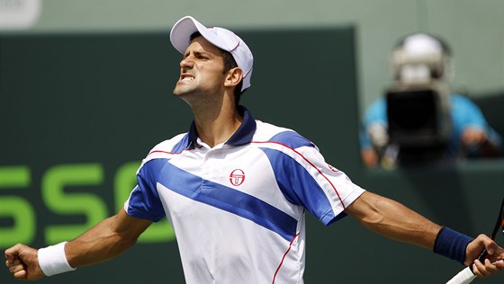 JEDU DÁL! Srbský tenista Novak Djokovi porazil v semifinále v Miami Mardyho Fishe, byla to jeho 23. výhra od zaátku roku 2011.