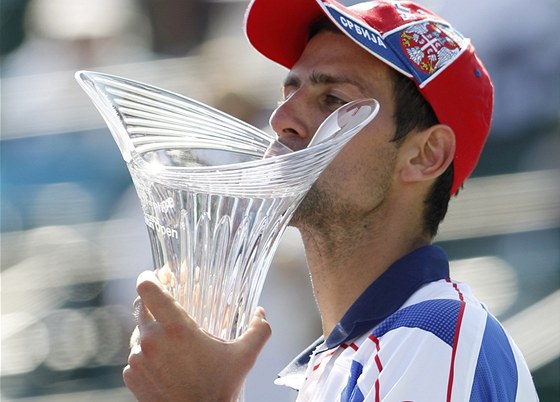 TRADINÍ POLIBEK. Letos u potvrté se tenista Novak Djokovi stal majitelem turnajové trofeje. Tentokrát v Miami po finálové výha nad Rafaelem Nadalem.